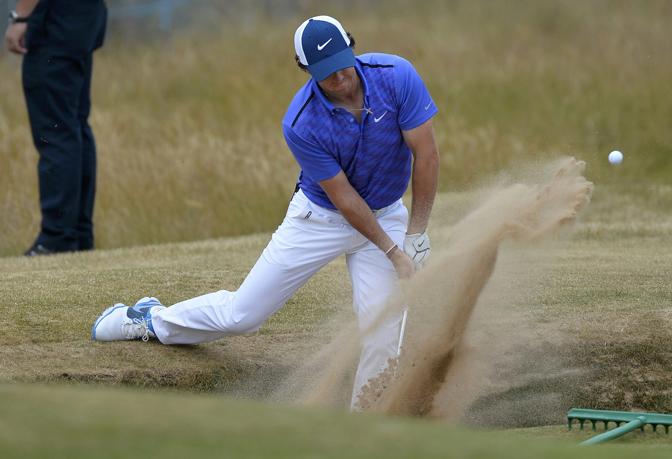 Rory McIlroy nel bunker. action Images